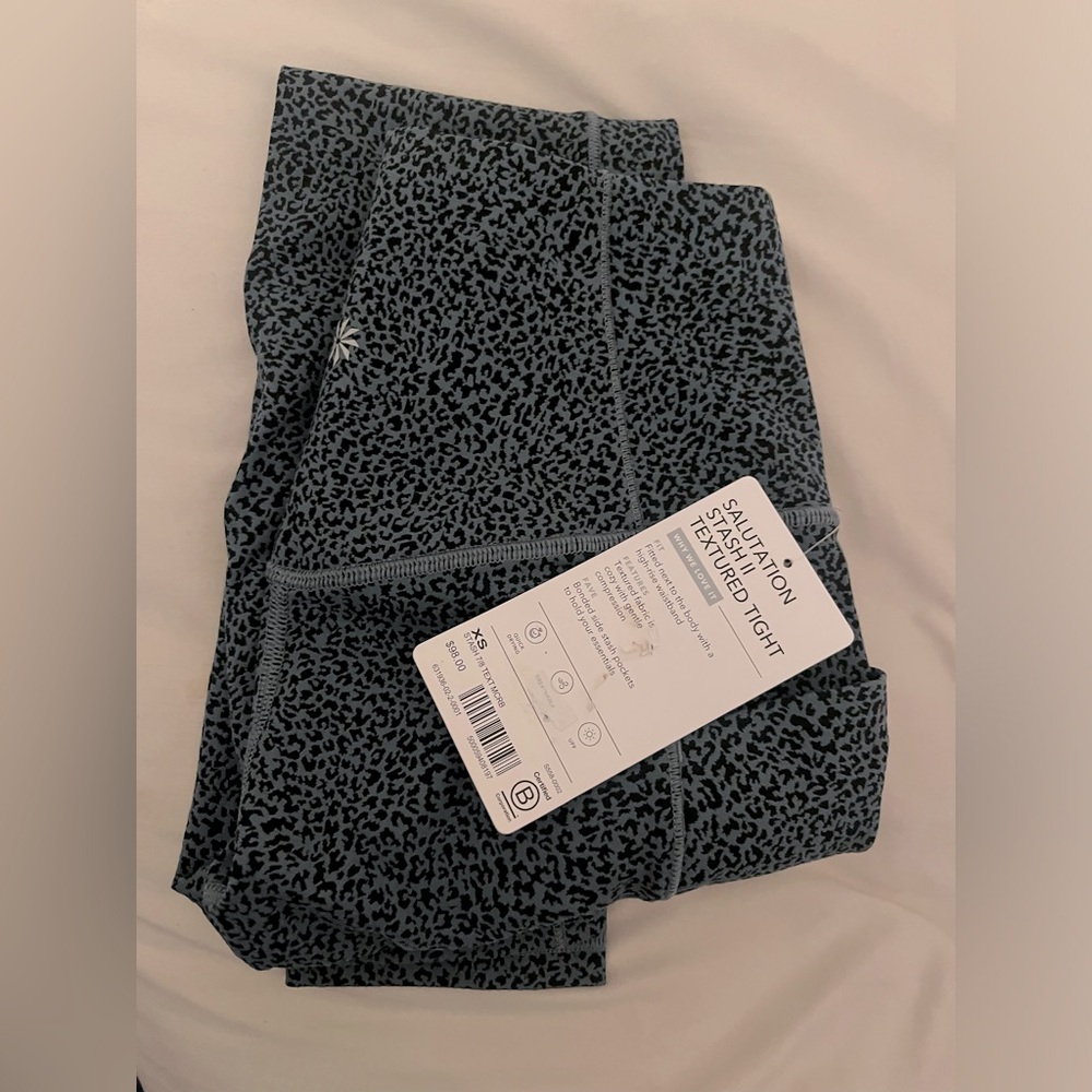Athleta Salutation Stash II Textured Tight 7/8 length